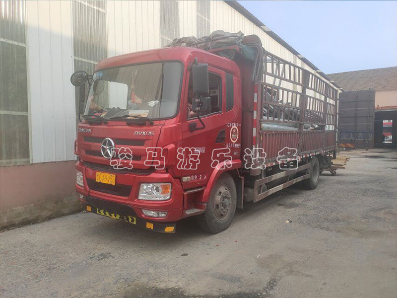 山西臨汾兒童拓展設備加鋼架網(wǎng)紅橋裝車