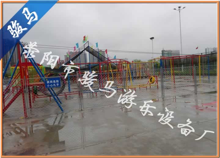 廣場(chǎng)上的兒童戶外體能拓展樂園